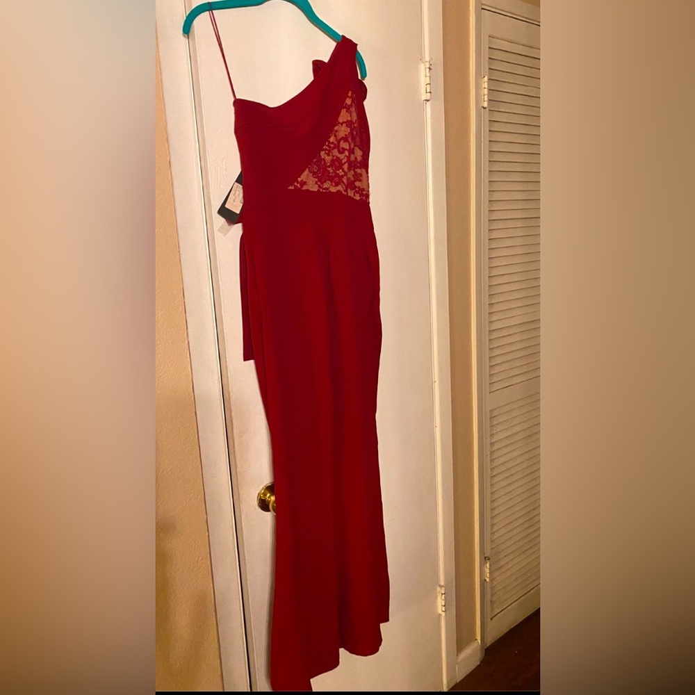 ELIE Saab CARMEN/RED ONE SHOULDER GOWN. LACE AROUND THE MID DRIFT. $3450 S - Picture 2 of 5